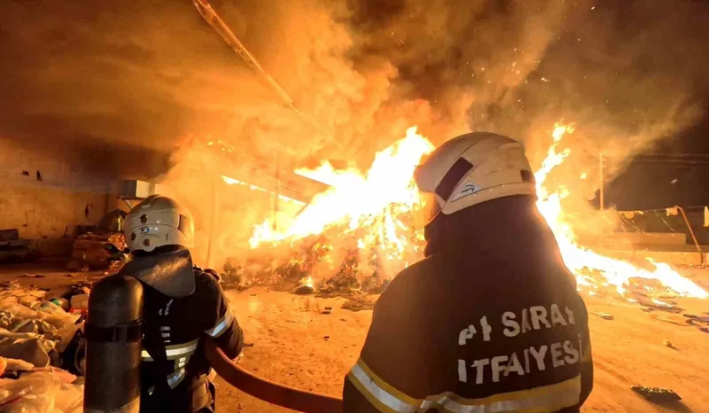 Aksaray’da alevli gece: Geri dönüşüm tesisi alev alev yandı
