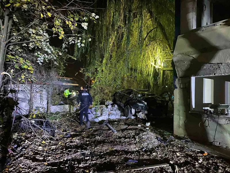 Köprü üstünde çarpışan otomobiller bahçeye uçtu: 1 ölü, 4 yaralı
