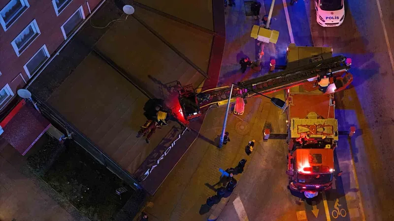 2’nci kattan kafenin tentesine düşen şahsı itfaiye aşağıya indirdi
