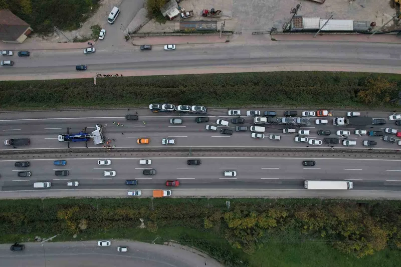 Otobanda tır ile çarpışan nakliyat kamyonu devrildi, kilometrelerce araç kuyruğu oluştu
