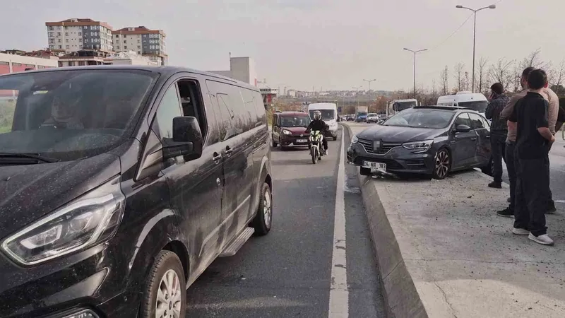 Sultangazi’de kamyonun sıkıştırdığı otomobil refüje çıktı: 1 Yaralı

