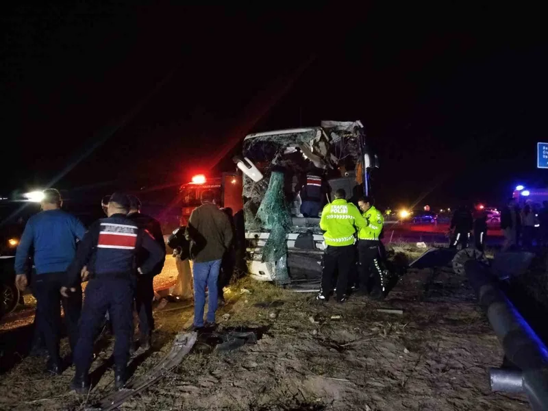 Denizli’de minibüs yolcu otobüsüyle çarpıştı: Yaralılar var
