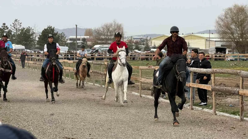 Tavşanlı’da Rahvan At Yarışları büyük ilgi gördü
