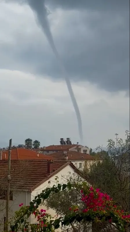 Marmaris’te oluşan hortum kameraya yansıdı
