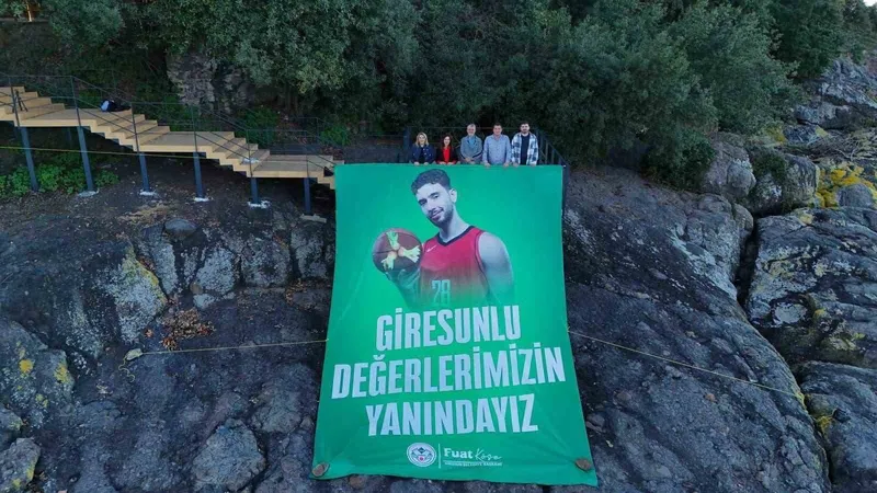 Giresun Adası’nda, Alperen Şengün’e onur posteri
