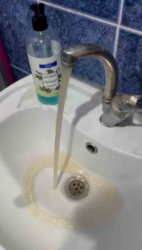 İstanbul’da musluklardan kirli su akmasına vatandaşlardan tepki
