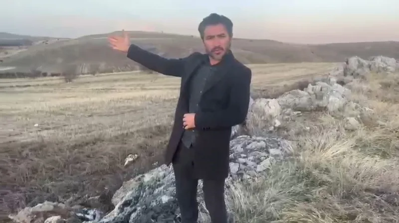 Yolunu şaşıran karaca bozkırın ortasında görüntülendi
