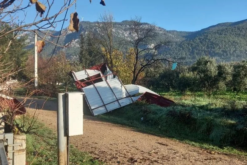 Menteşe’de fırtına yapılara zarar verdi
