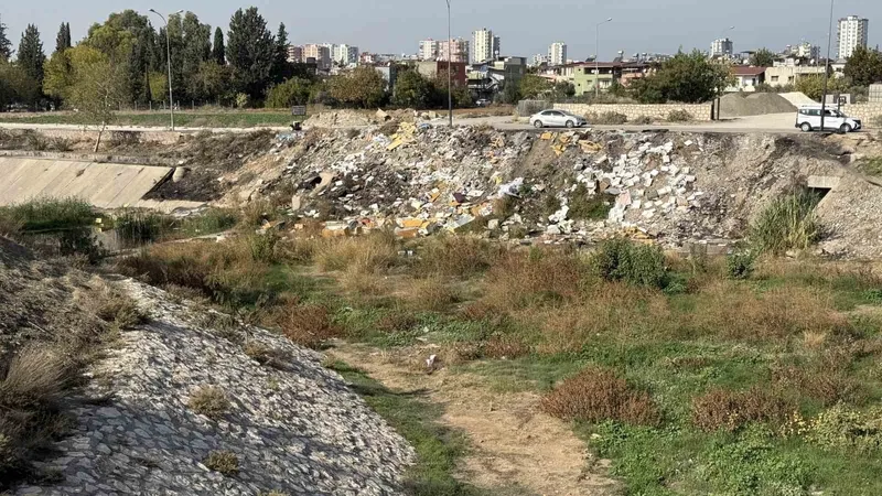 Adana’da kuruyan dere moloz döküm sahasına döndü
