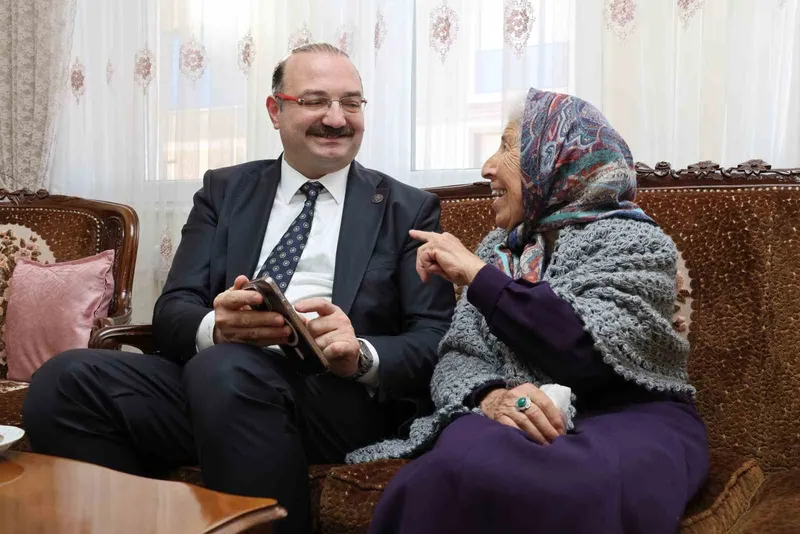 Rektör Hacımüftüoğlu’ndan anlamlı öğretmenler günü ziyareti
