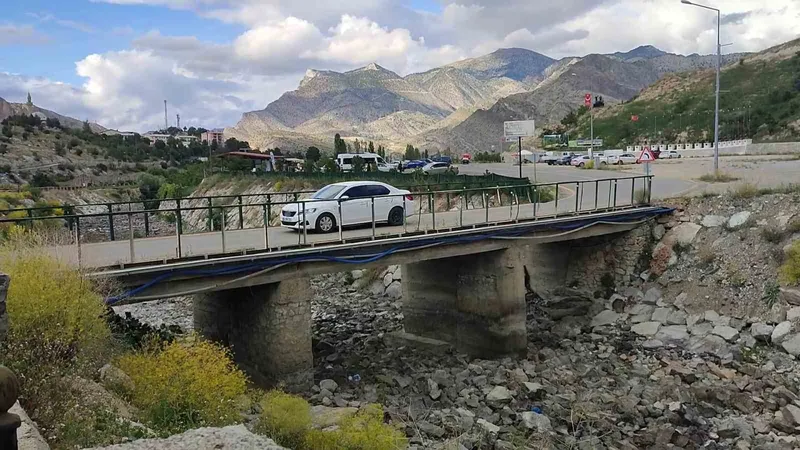 Tortum Şelalesi girişindeki köprü tehlike saçıyor
