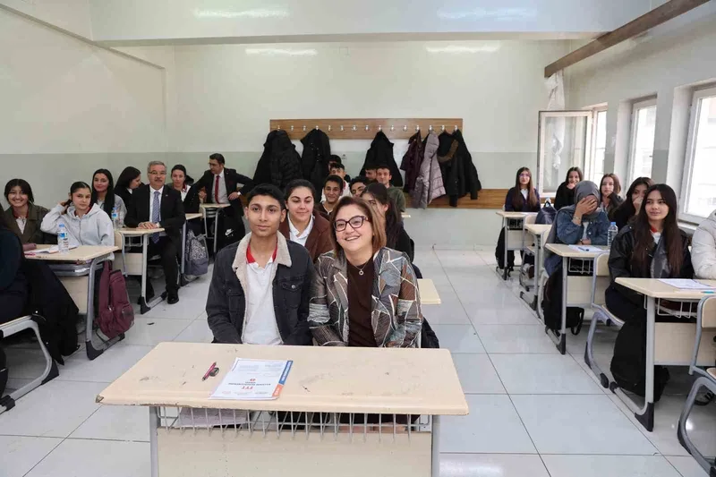 Şahin, bu yılın ilk deneme sınavında öğrencilerle bir araya geldi
