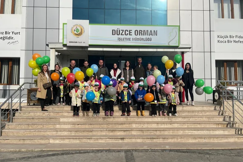 Minik öğrenciler orman ağaçları incelediler
