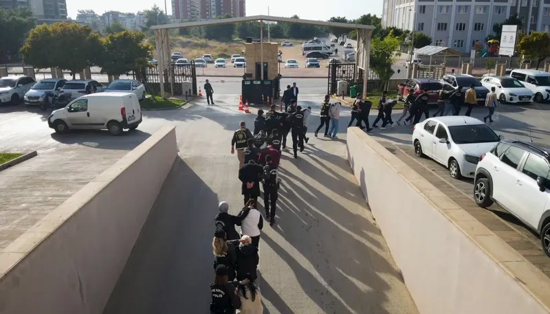 Sosyal medyadan sahte kadın profiliyle kandırdıkları erkeklere eğlence mekanında 10 kat hesap ödetmişler
