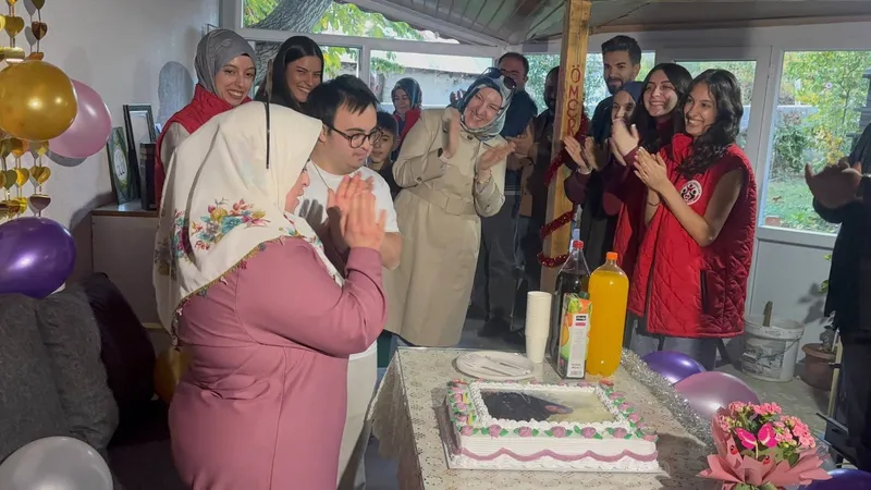 Gençlerden down sendromlu kardeşlere yürek ısıtan doğum günü sürprizi
