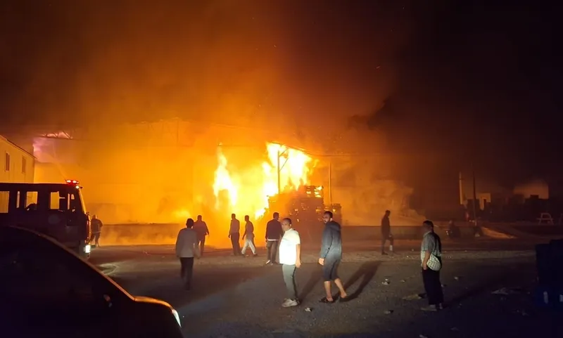 Antalya’da paketleme fabrikası alev alev yandı
