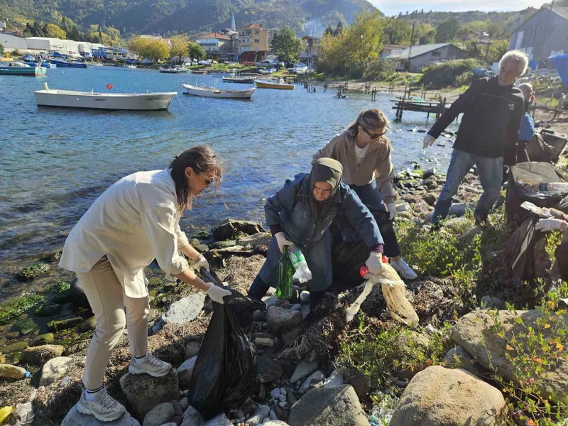 Kurucaşile’de 2 saatte 30 poşet çöp toplandı

