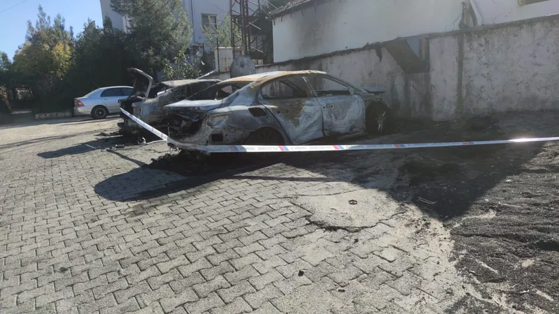 Şırnak’ta park halindeki iki araç alev aldı
