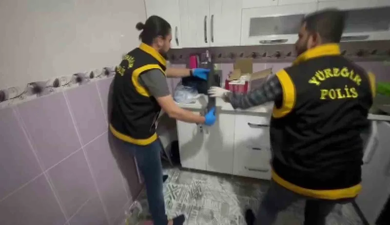 Mutfak dolabından AK-47 ve pompalı tüfek çıktı
