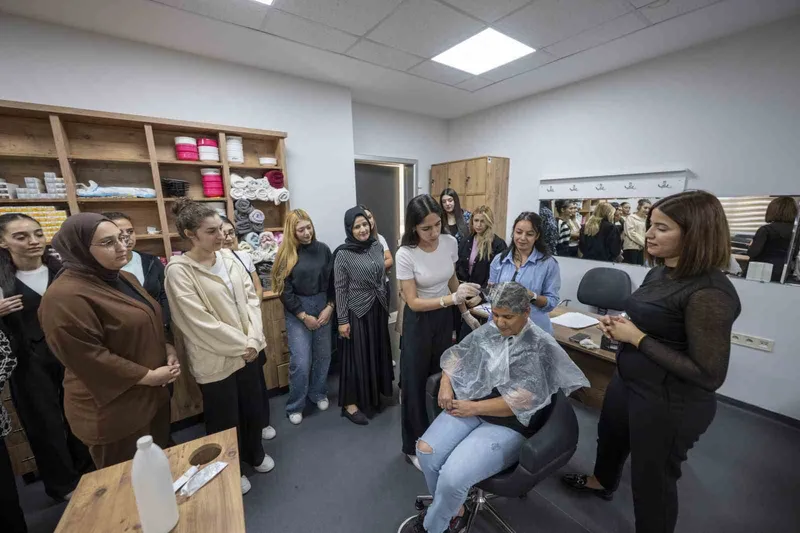 Mersin’de MERCEK’in saç renklendirme kursu yoğun ilgi görüyor
