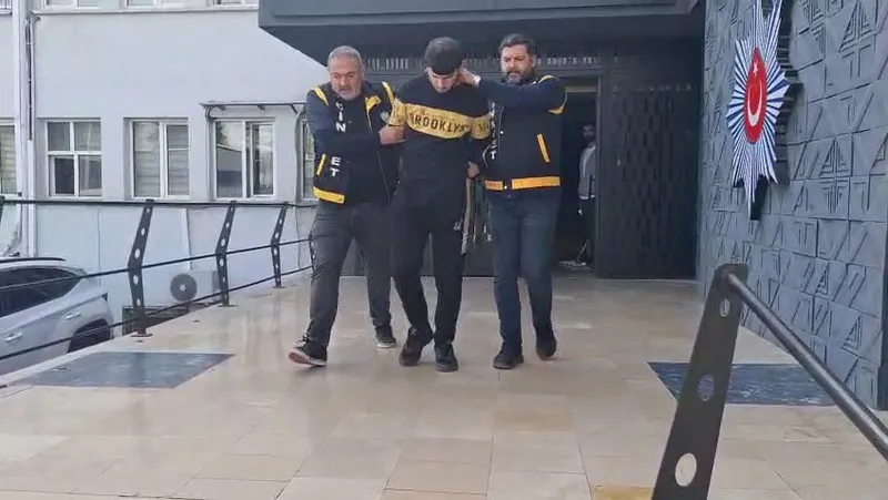 45’ten fazla bıçak darbesiyle eşini öldüren şüpheli adliyeye sevk edildi
