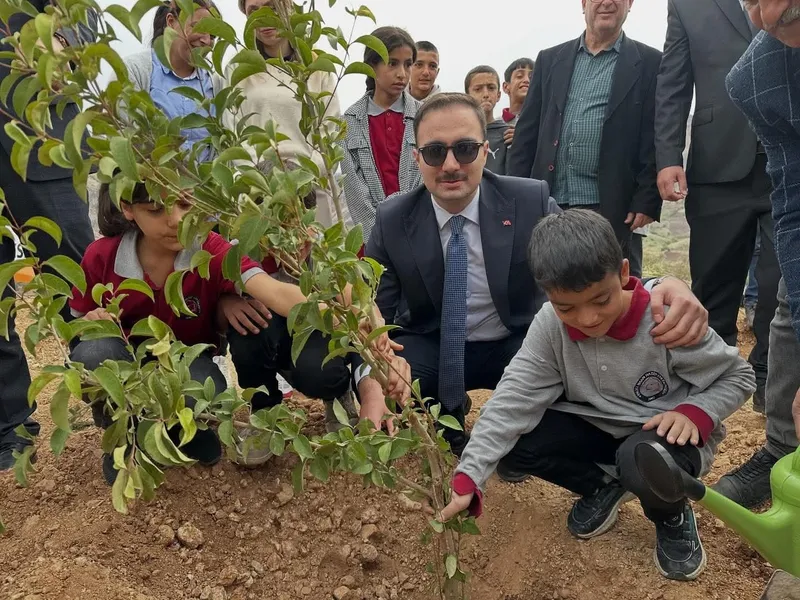 Sincik’te öğrencilerden yeşil bir gelecek için fidan dikimi
