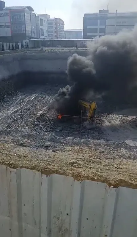 Arnavutköy’de iş makinesi alev alev yandı
