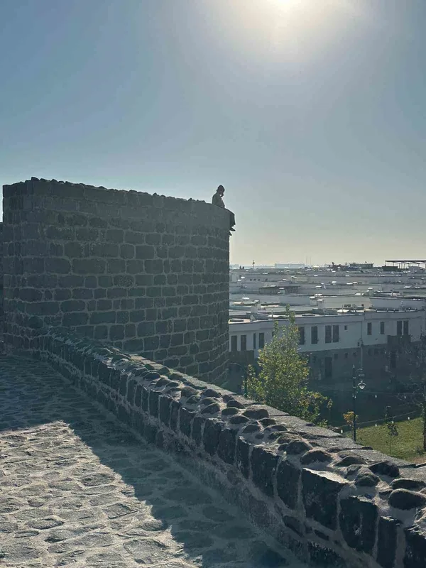 Zabıta ekipleri intihar girişiminde bulunan kadını ikna etti
