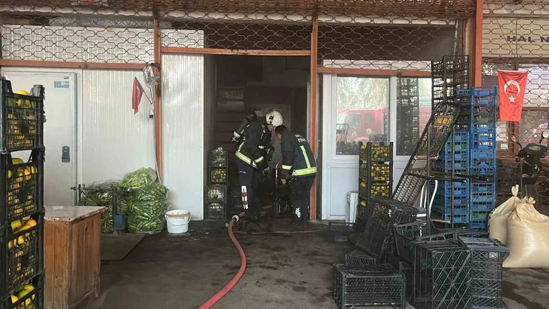 Antalya’da sebze ve meyve deposunda yangın
