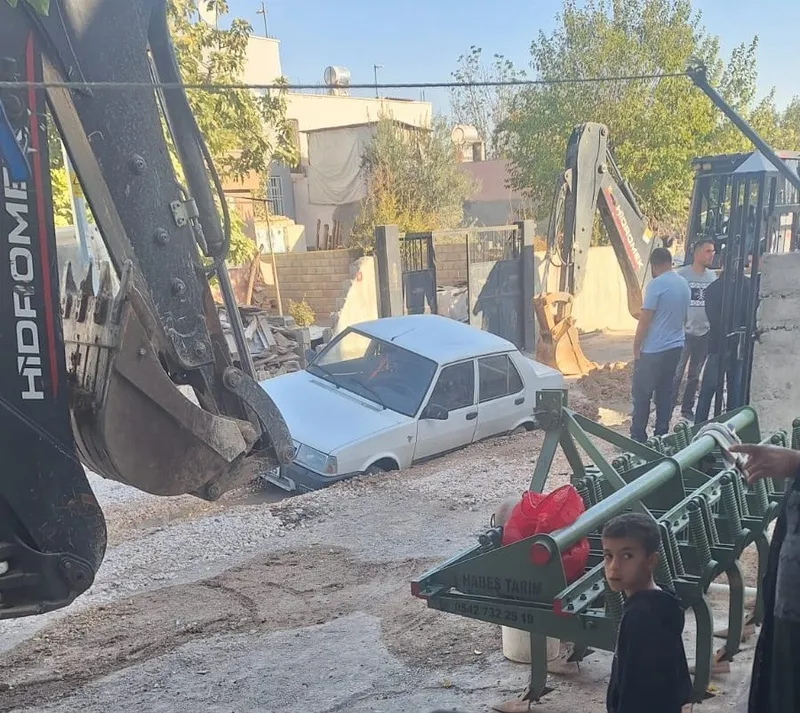 Adıyaman’da otomobil alt yapı çukurunda mahsur kaldı
