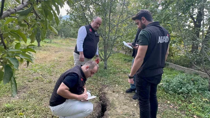 Obrukların oluştuğu, duvarların çatladığı Eğirdir’de AFAD incelemeleri sürüyor
