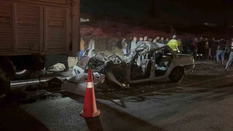 Gaziantep’te otomobil kamyona arkadan çarptı: 3 ölü
