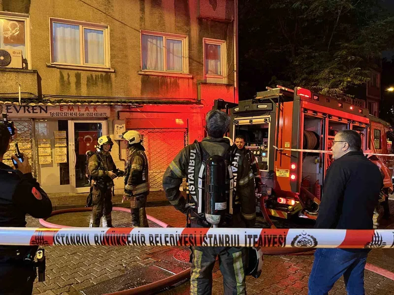 Fatih’te 3 katlı binanın çatısında korkutan yangın
