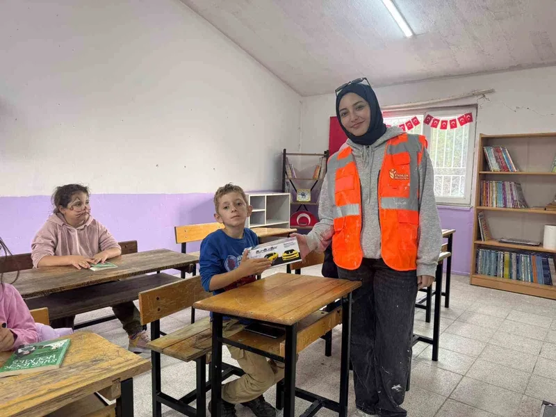 Üniversite öğrencileri 6 öğrencili köy okulunu yeniledi
