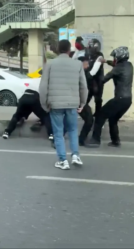 Maltepe E-5’te motorcular arasında çıkan kavgada tekme ve yumruklar havada uçuştu
