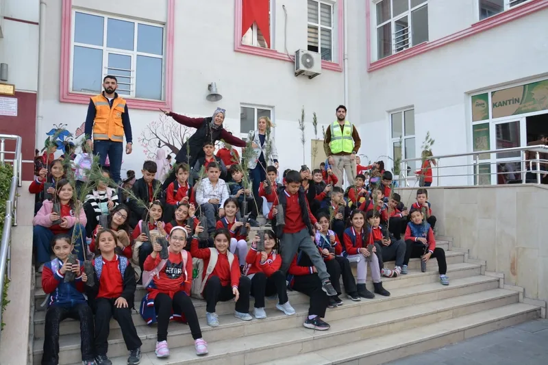 Siirt’te ilkokul öğrencilerine fidan dağıtıldı
