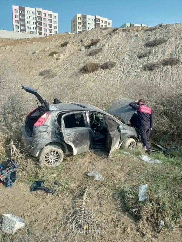 Kontrolden çıkan otomobil, yol kenarına savruldu: 3 yaralı
