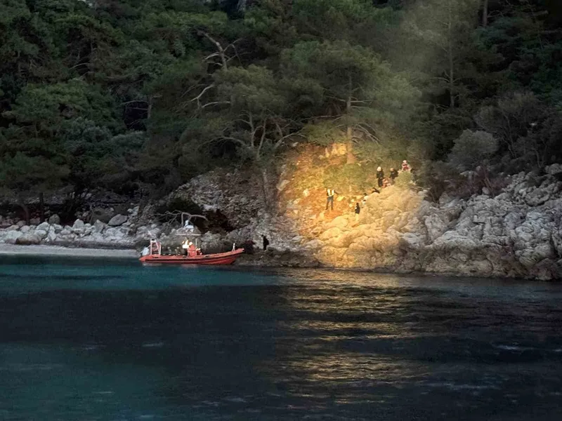 Karadan ulaşım olmayan koyda mahsur kalan düzensiz göçmenler kurtarıldı

