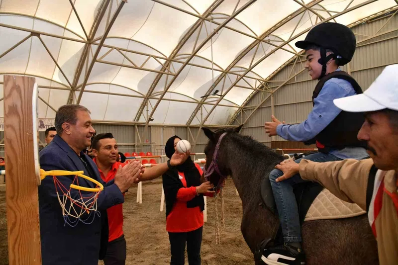 Özel özel ihtiyaç sahibi çocuklara atla terapi
