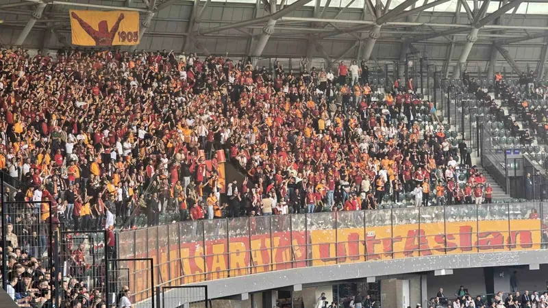 Galatasaray taraftarından Selçuk İnan tezahüratı
