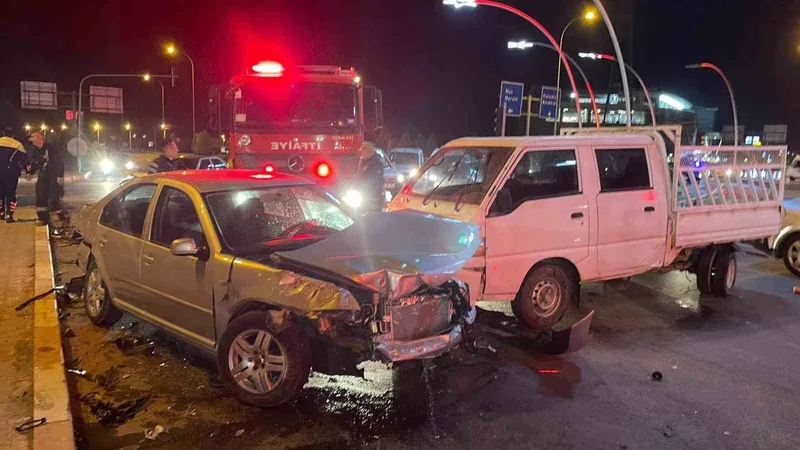 Karaman’da üç araç kavşakta çarpıştı: 1 yaralı
