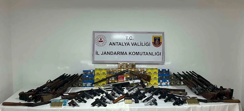 Antalya’da ruhsatsız silah operasyonu, 22 şüpheli hakkında işlem başlatıldı
