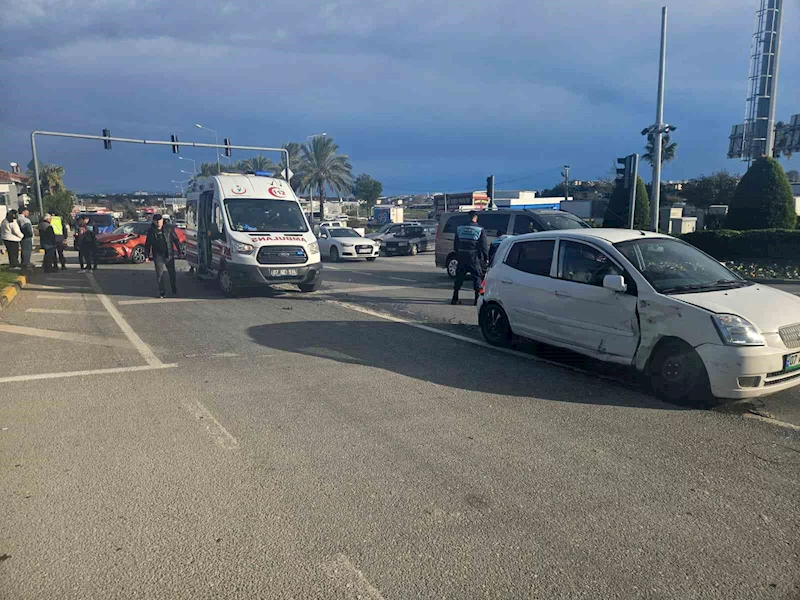 Manavgat’ta iki otomobil çarpıştı: 2 yaralı
