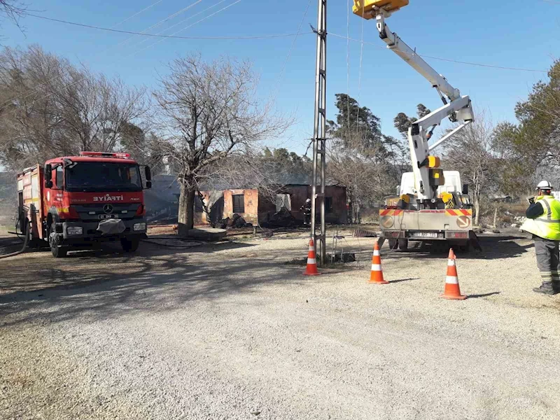 Traktörden çıkan kıvılcım evi küle çevirdi
