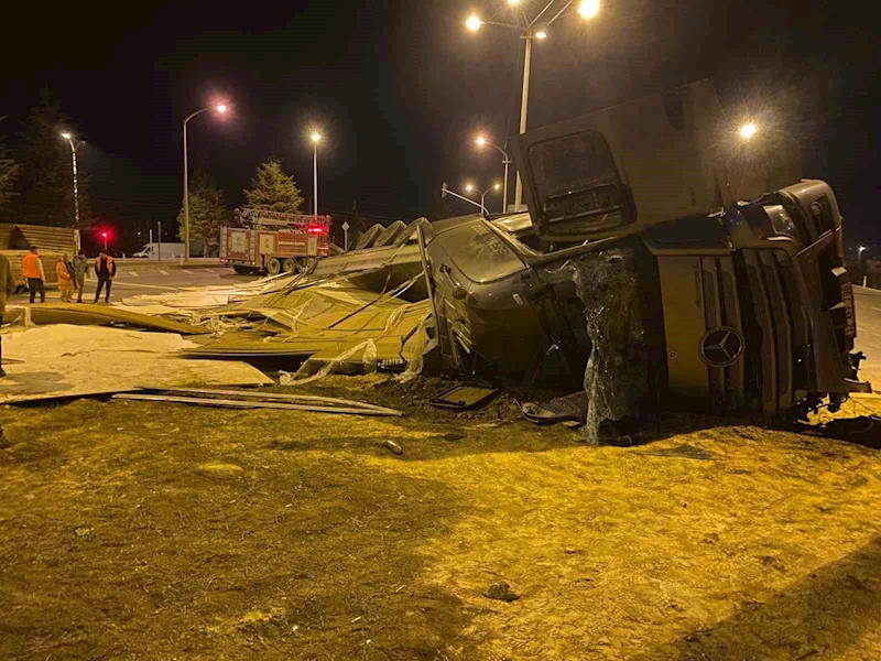 Isparta’da refüje devrilen tırın sürücüsü ağır yaralandı
