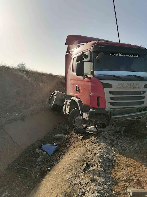 Isparta’da su kanalına düşen tırın sürücüsü yaralandı
