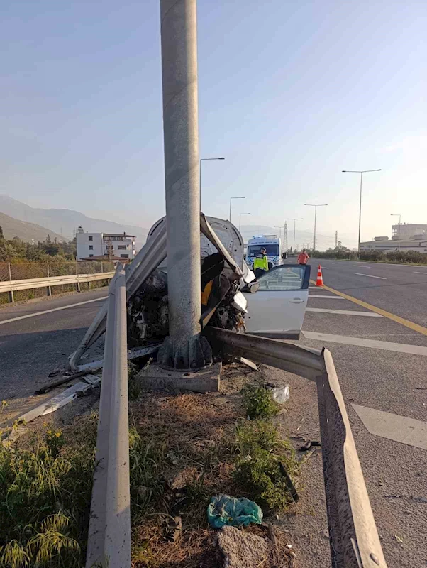 Aydınlatma direğine çarpan suv hurdaya döndü: 2 yaralı
