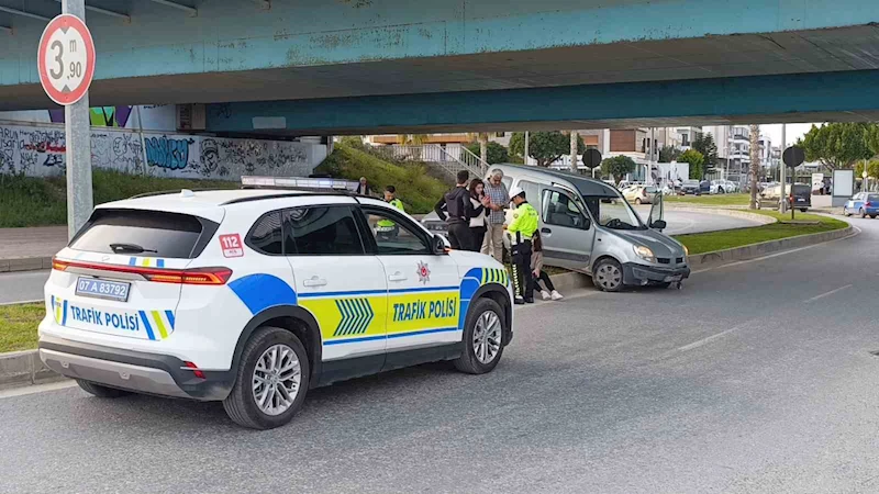 Hafif ticari araç refüje çıktı: 1 yaralı
