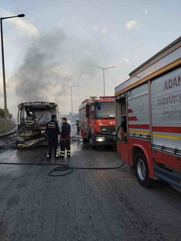 Adana’da toplu taşıma aracı alev alev yandı
