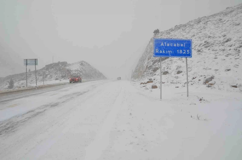 Antalya-Konya kara yolunda kar yağışı
